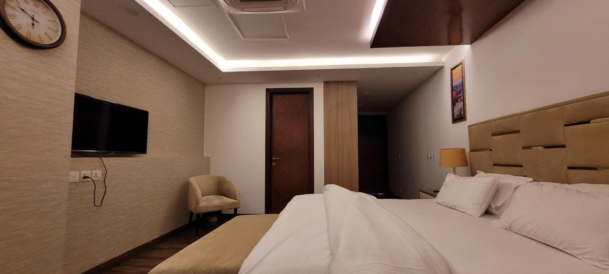 Goldcrest Luxury Apartments Lahore Buitenkant foto
